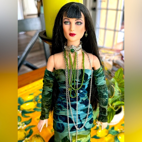TONNER- SISTER DREARY WATCHING THE GARDEN DIE(AGNES DREARY) EUC DISPLAYED ONLY